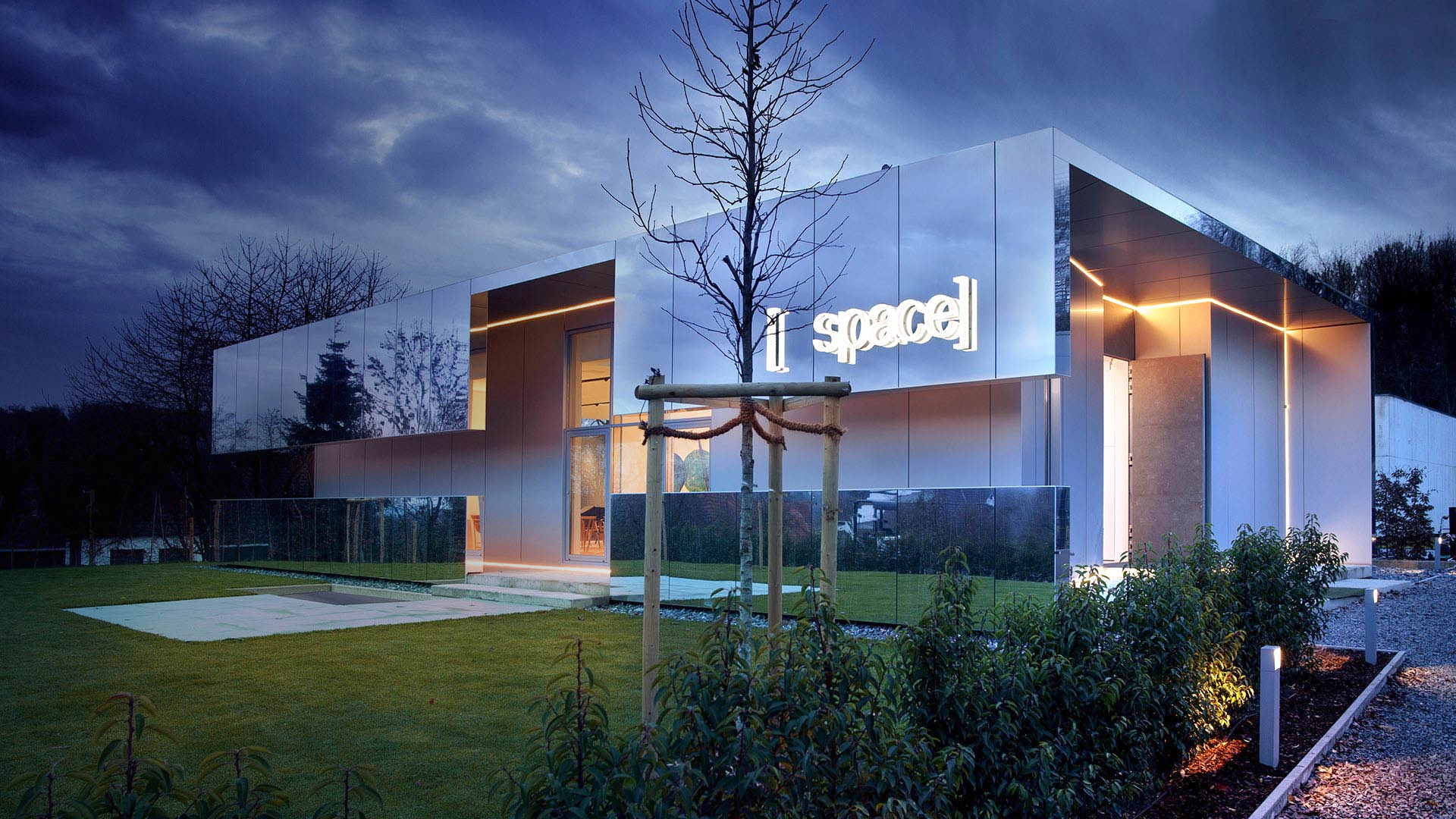 futuristisches unternehmensgebäude beleuchtet bei nacht